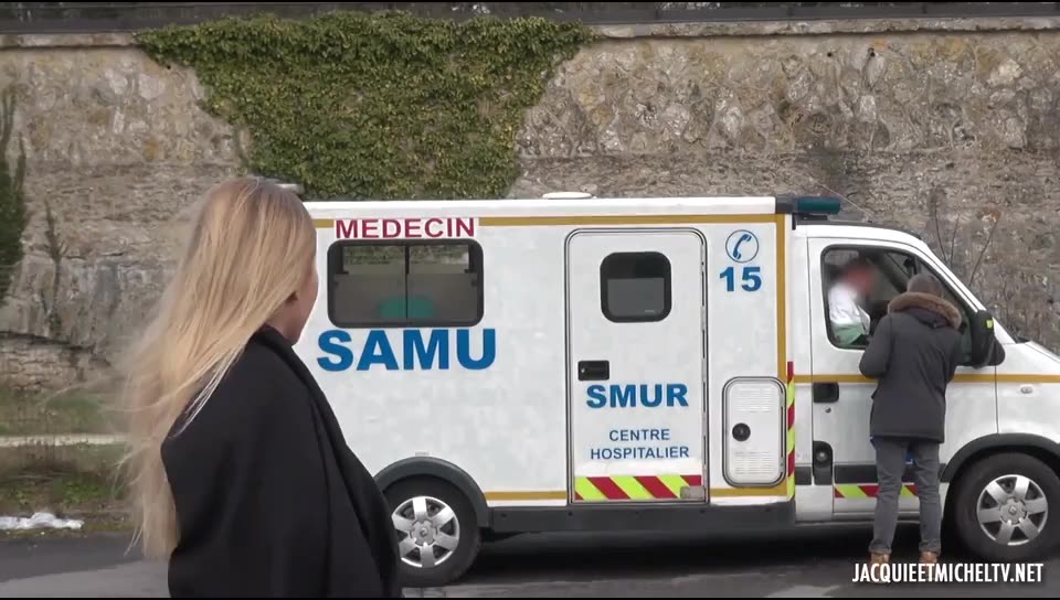 Natacha, 25ans, la totale dans l’ambulance (JacquieEtMichelTV / Indecentes-Voisines) Screenshot 6