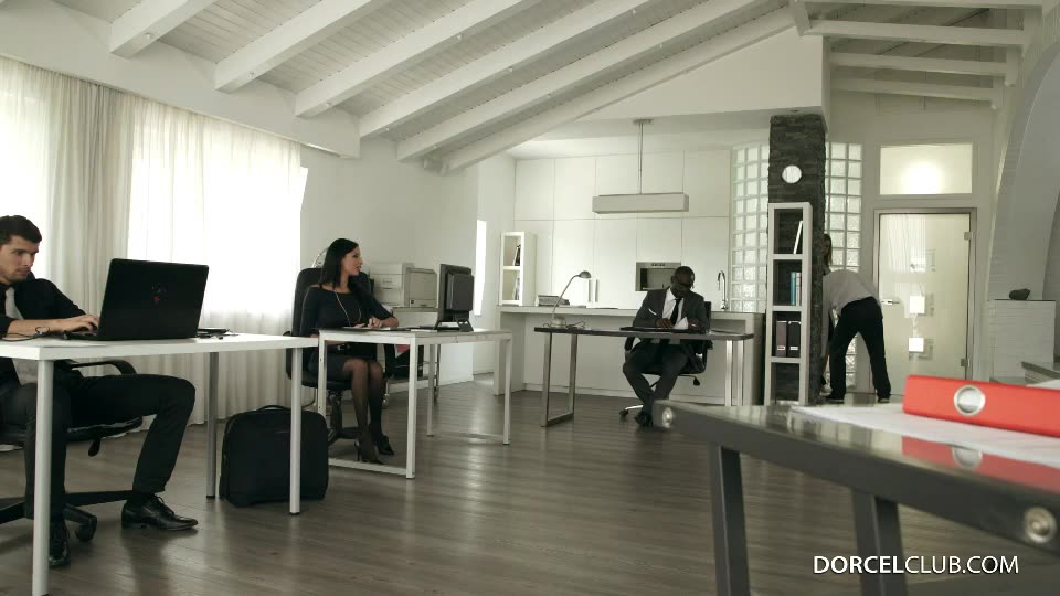 Anissa gets a hard DP action with her business associates (DorcelClub) Screenshot 5