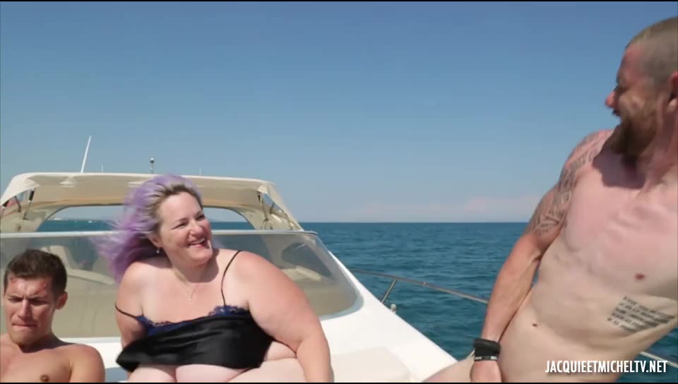 Trio sur un bateau pour Sophia, 44ans (JacquieEtMichelTV / Indecentes-Voisines) Screenshot 8