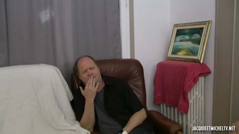 Gang-bang de folie (JacquieEtMichelTV / Indecentes-Voisines) Screenshot 1