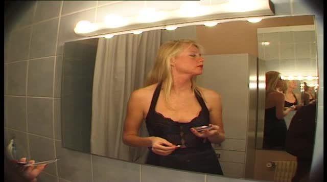 Carole, une charmante secrétaire de 35 ans gang-banguée au Loft (JacquieetMichelTV / Indecentes-Voisines) Screenshot 1